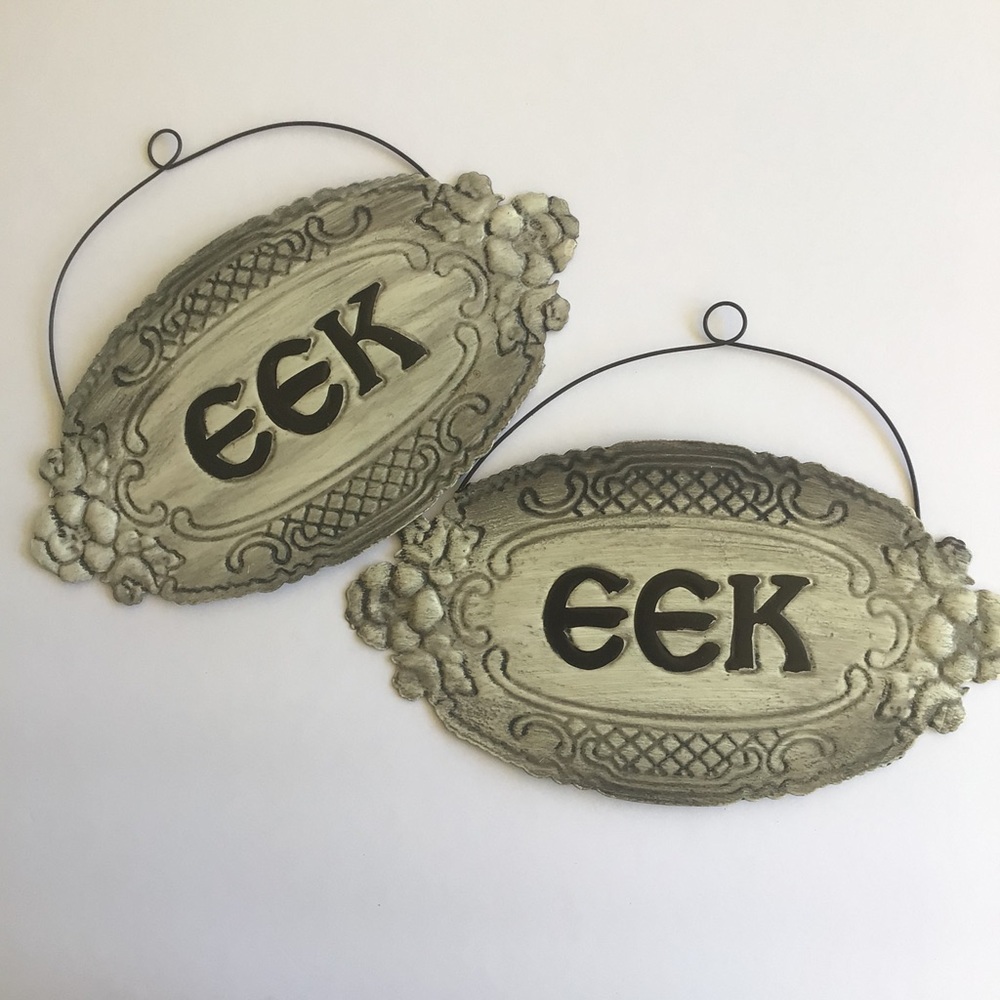 CLEARANCE MAKE OFFER !  
HALLOWEEN DECOR METAL SIGNS SET OF TWO